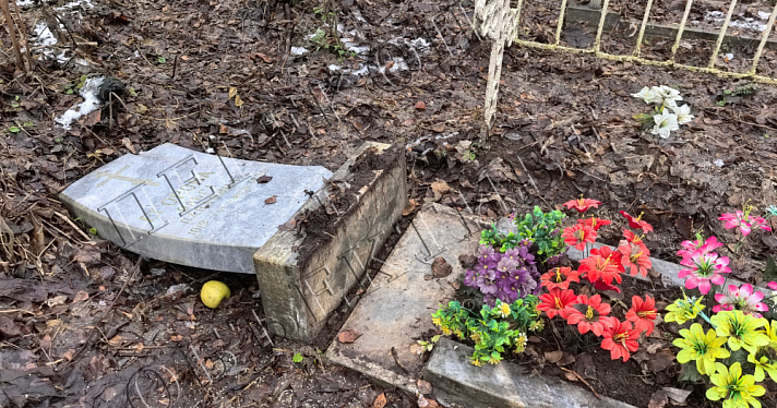 На Донском кладбище Ярославля повредили старинные надгробия