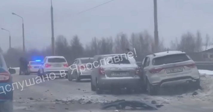 На Промышленном шоссе в Ярославле произошло массовое ДТП