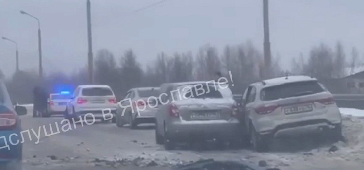 На Промышленном шоссе в Ярославле произошло массовое ДТП