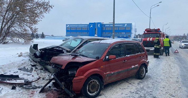 На ДТП с иномарками в Рыбинске выехали восемь спасателей