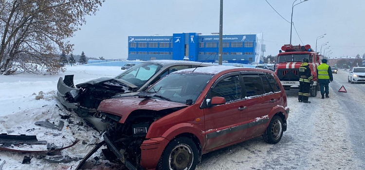 На ДТП с иномарками в Рыбинске выехали восемь спасателей