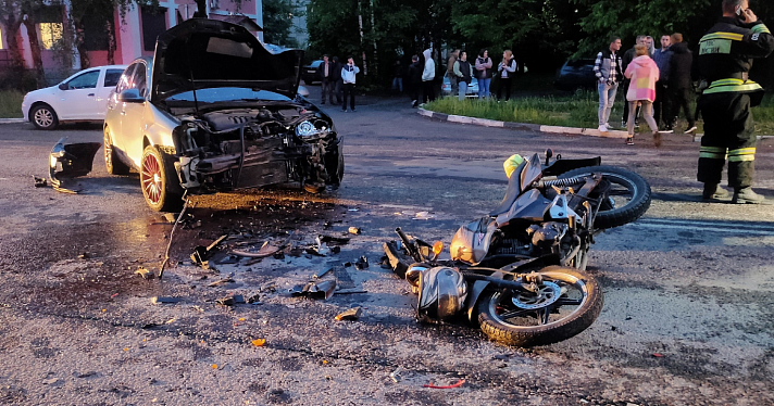 Не заметил из-за тонировки: в Переславле-Залесском водитель иномарки сбил мотоциклиста_242190