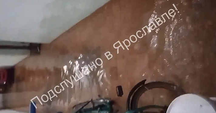 Озеро в подъезде и душ в лифте: в Ярославле затопило подъезд жилого дома