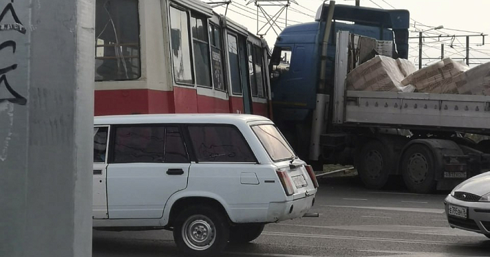 В Ярославле грузовик с полуприцепом на скорости протаранил трамвай с пассажирами_253076