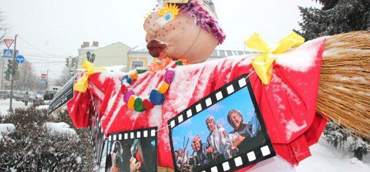 В Ярославле установлены первые масленичные куклы 