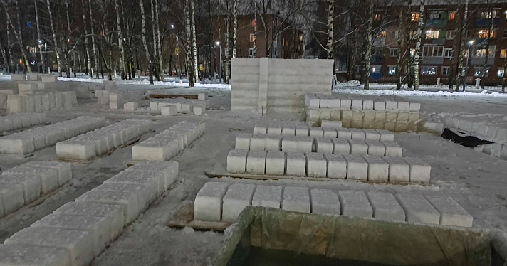 Как 20 лет назад: в ярославском парке строят ледяной лабиринт_229021