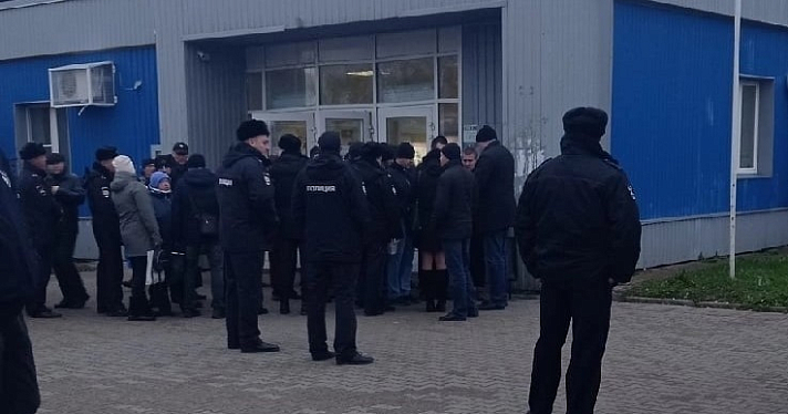 Руководство не хотело выдавать повестки сотрудникам: в Рыбинске проходную завода оцепили силовики_224299