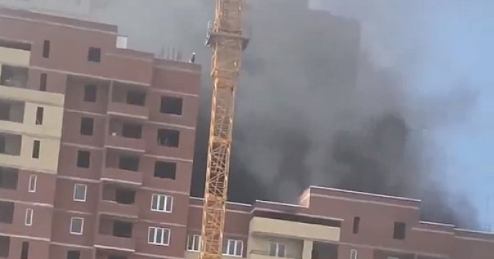 В Ярославле загорелась новостройка в Заволжском районе_245120