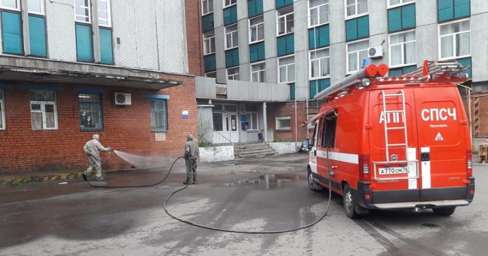 Ярославские спасатели продезинфицировали Главпочтамт и Автобазу