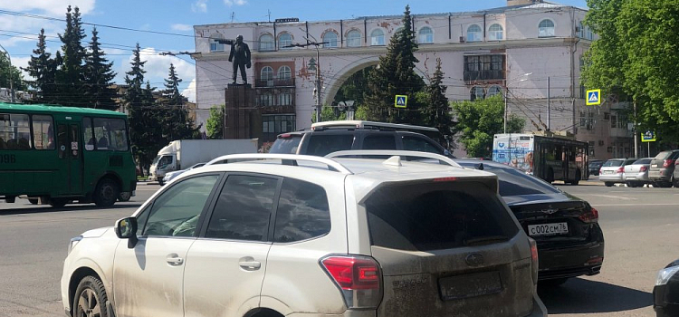 Центр Ярославля сковали пробки: где не проехать