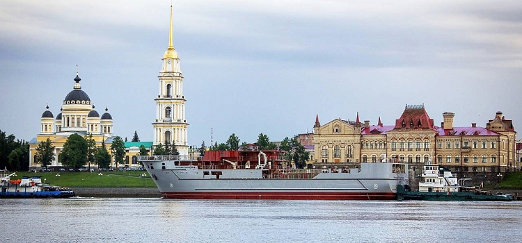 Самое большое судно отправилось из Ярославской области в Севастополь