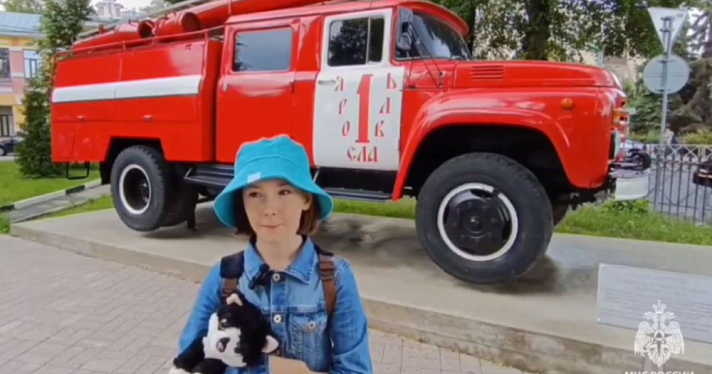 «У соседа что-то загорелось на плите»: девочка поблагодарила сотрудников МЧС, спасших её семью на пожаре