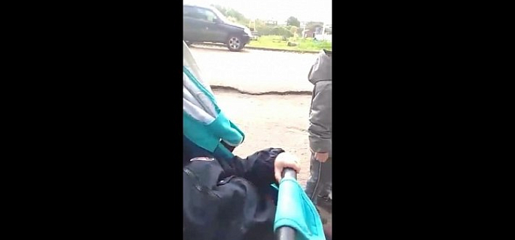 Многодетный отец больше не будет ходить на работу с младенцем