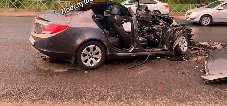 На Ленинградском проспекте в Ярославле легковушка врезалась в маршрутку_297434