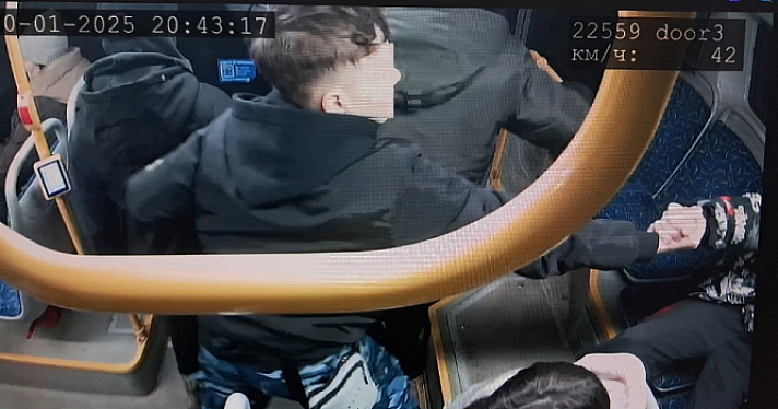 Возбуждено уголовное дело против подростка, сломавшего кресло в ярославском автобусе