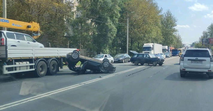 «Датсун» на крыше: на окружной дороге в Ярославле произошло массовое ДТП_248599