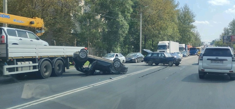«Датсун» на крыше: на окружной дороге в Ярославле произошло массовое ДТП_248599