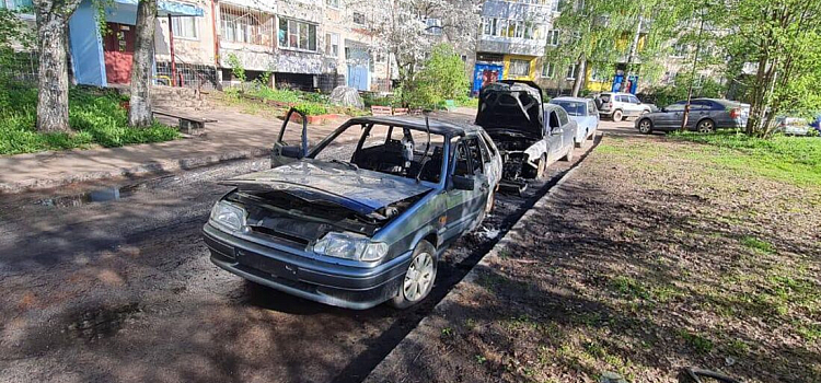 Ночью в Ярославле сгорели два автомобиля_239724