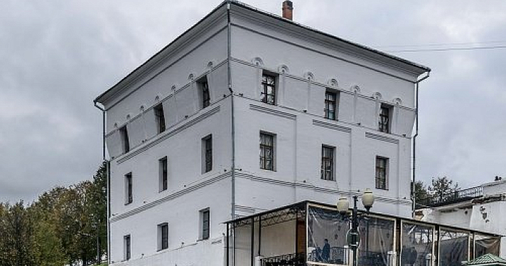 Министерство культуры потребовало убрать летнее кафе у Арсенальной башни в Ярославле