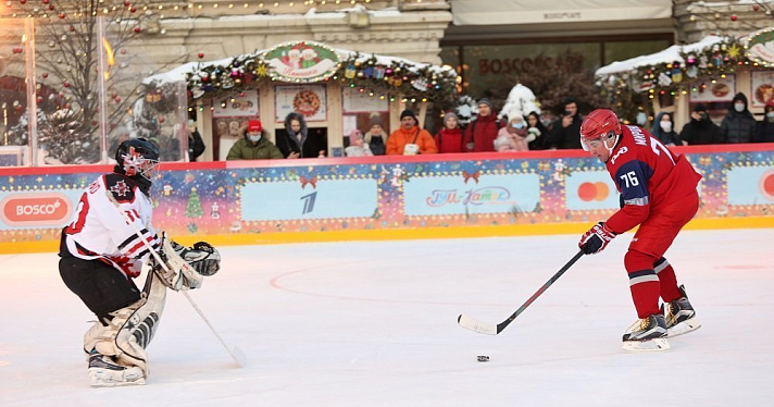 Дмитрий Миронов сыграл в хоккей на Красной площади с ветеранами «Локомотива»_172741