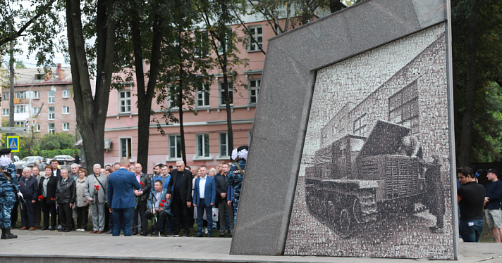 В сквере на улице Чайковского открыли памятник с коллажами из семи тысяч фотографий, собранных ярославцами