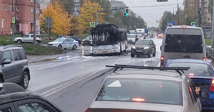 В Ярославле пассажирский автобус выгорел дотла_222425