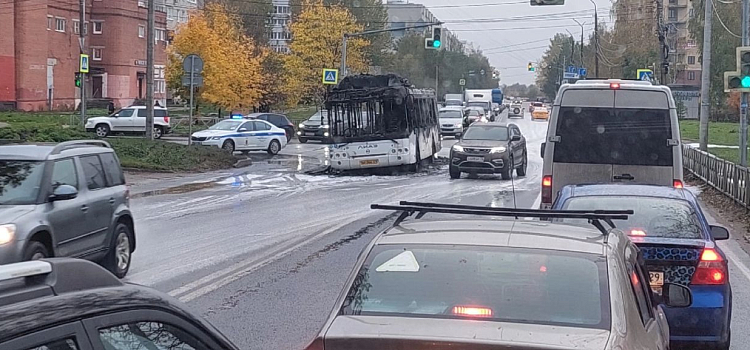 В Ярославле пассажирский автобус выгорел дотла_222425