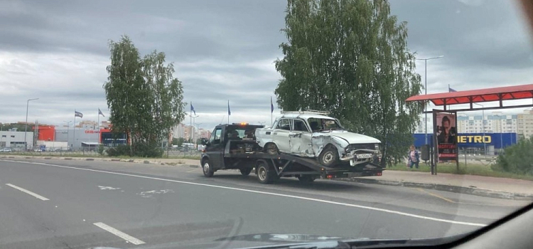 В Ярославле на проспекте Фрунзе в столкновении двух автомобилей пострадал водитель