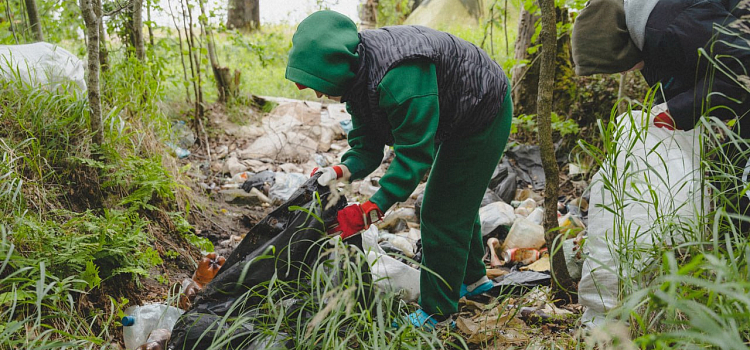 Ярославские студенты вывезли 20 тонн мусора с берегов Рыбинского водохранилища_245690