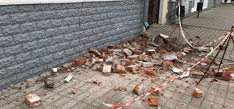 В центре Ярославле со здания-памятника посыпались кирпичи_307170