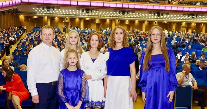 «Воспитывают пять дочерей»: ярославцы стали победителями конкурса «Семья года»