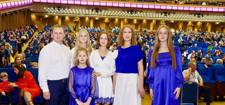 «Воспитывают пять дочерей»: ярославцы стали победителями конкурса «Семья года»