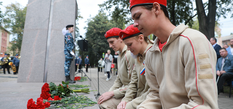 В сквере на улице Чайковского открыли памятник с коллажами из семи тысяч фотографий, собранных ярославцами_250562