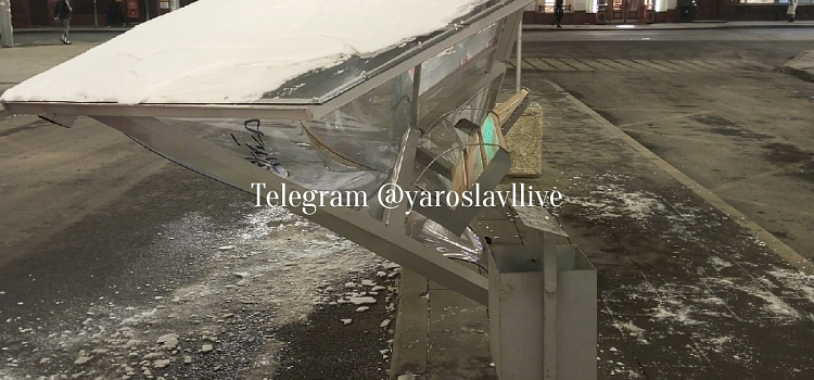 В Ярославле автобус снес остановку в Торговом переулке_227889