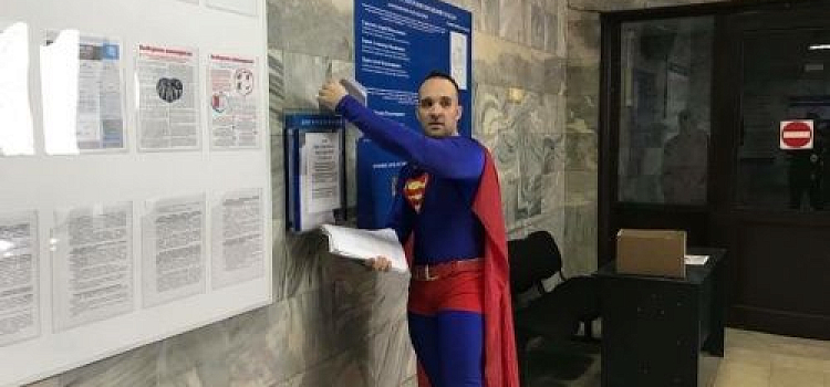 Супермен пожаловался ГИБДД на плохие дороги в Ярославле