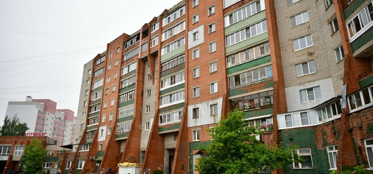В Ярославле развалился фасад многоэтажки