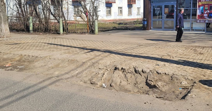 Изготовил плохой асфальт на своем же заводе: в Ярославле подрядчик некачественно отремонтировал дорогу по нацпроекту_241584