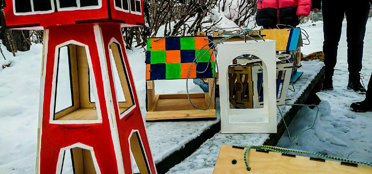 В Рыбинске дети вместе с мэром развесили необычные кормушки для птиц. Фото_169932