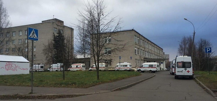 Очередь из скорых выстроилась у рыбинской больницы