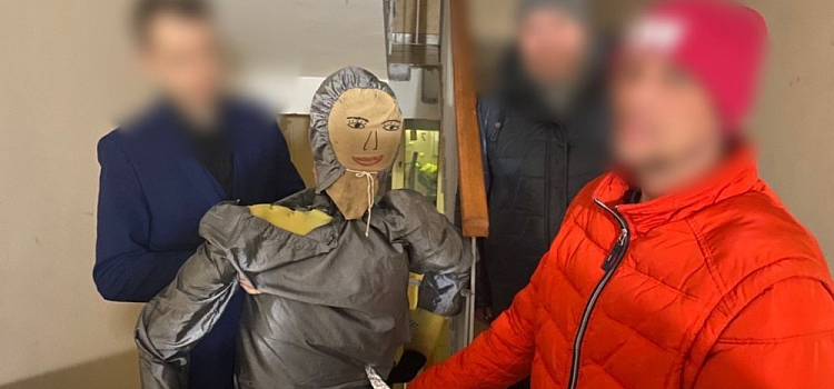 Выпивали в подъезде и поссорились: в Ярославле мужчина чуть не зарезал товарища