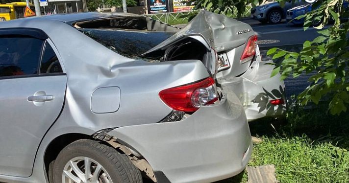 От удара отбросило на тротуар: в ДТП в центре Ярославля пострадал мужчина