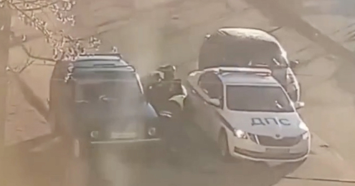 В Ярославской области водитель без прав и его родственник напали на сотрудников ДПС