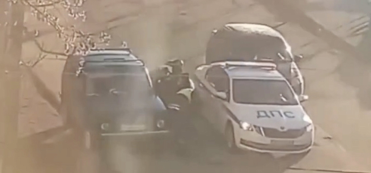 В Ярославской области водитель без прав и его родственник напали на сотрудников ДПС