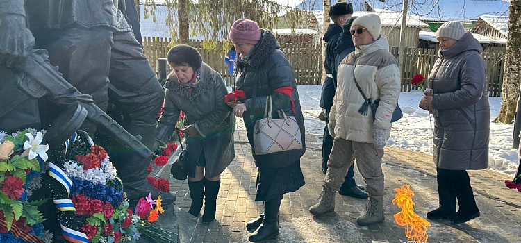 В посёлке Пречистое Ярославской области впервые зажгли Вечный Огонь_292580
