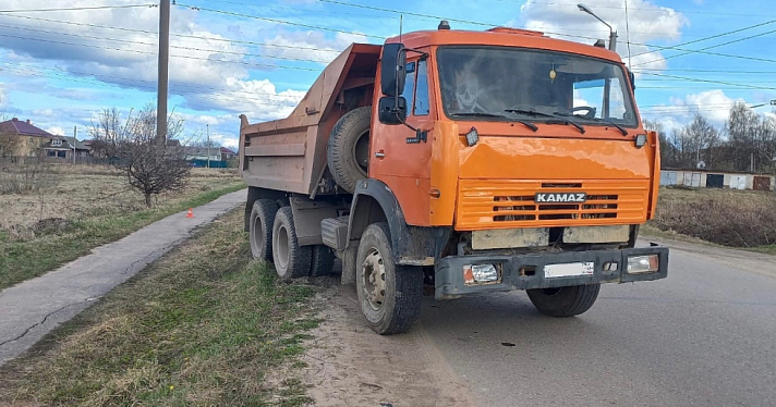 В Ярославской области самосвал вылетел на тротуар и сбил двух пешеходов