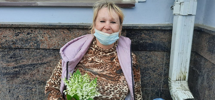 «Проживи на эти деньги»: история пенсионерки, которая торгует цветами в центре Ярославля