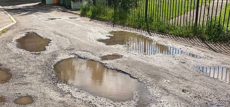 Мэрию Ярославля суд обязал привести в порядок проезды в Заволжском районе_275331