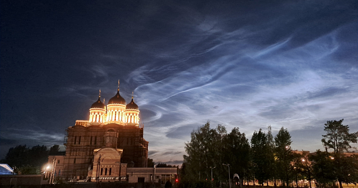 В небе над Ярославлем наблюдали редкие серебристые облака