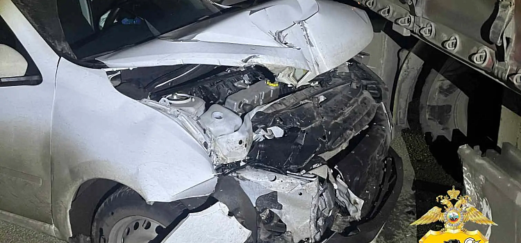 В Ярославской области в ДТП с участием легковушки и фуры пострадал мужчина_313194