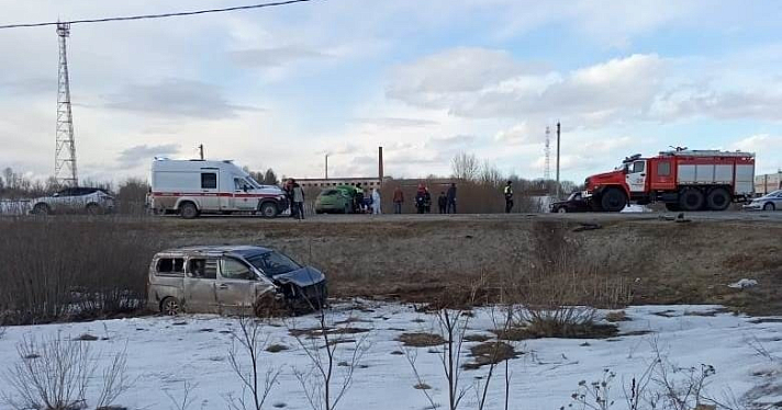 Двое пострадавших: в Ярославской области столкнулись легковушка и микроавтобус